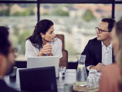 Mann und Frau im Gespräch