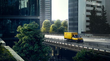 Bild eines fahrenden DHL Trucks in einer Stadt