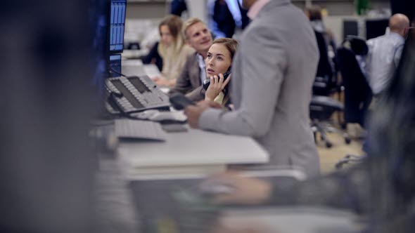 Menschen im Handelsraum