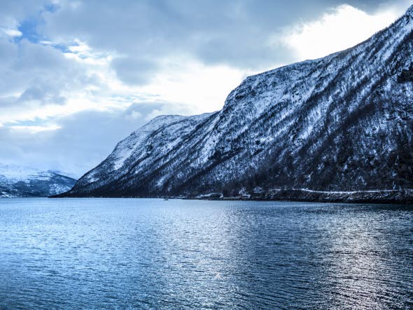 Fjord mit Berg