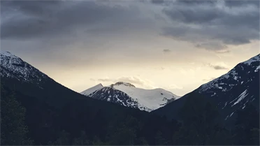 Blick auf schneebedeckte Berge