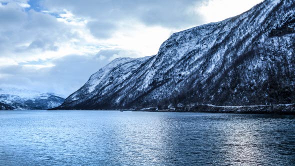 Fjord mit Berg